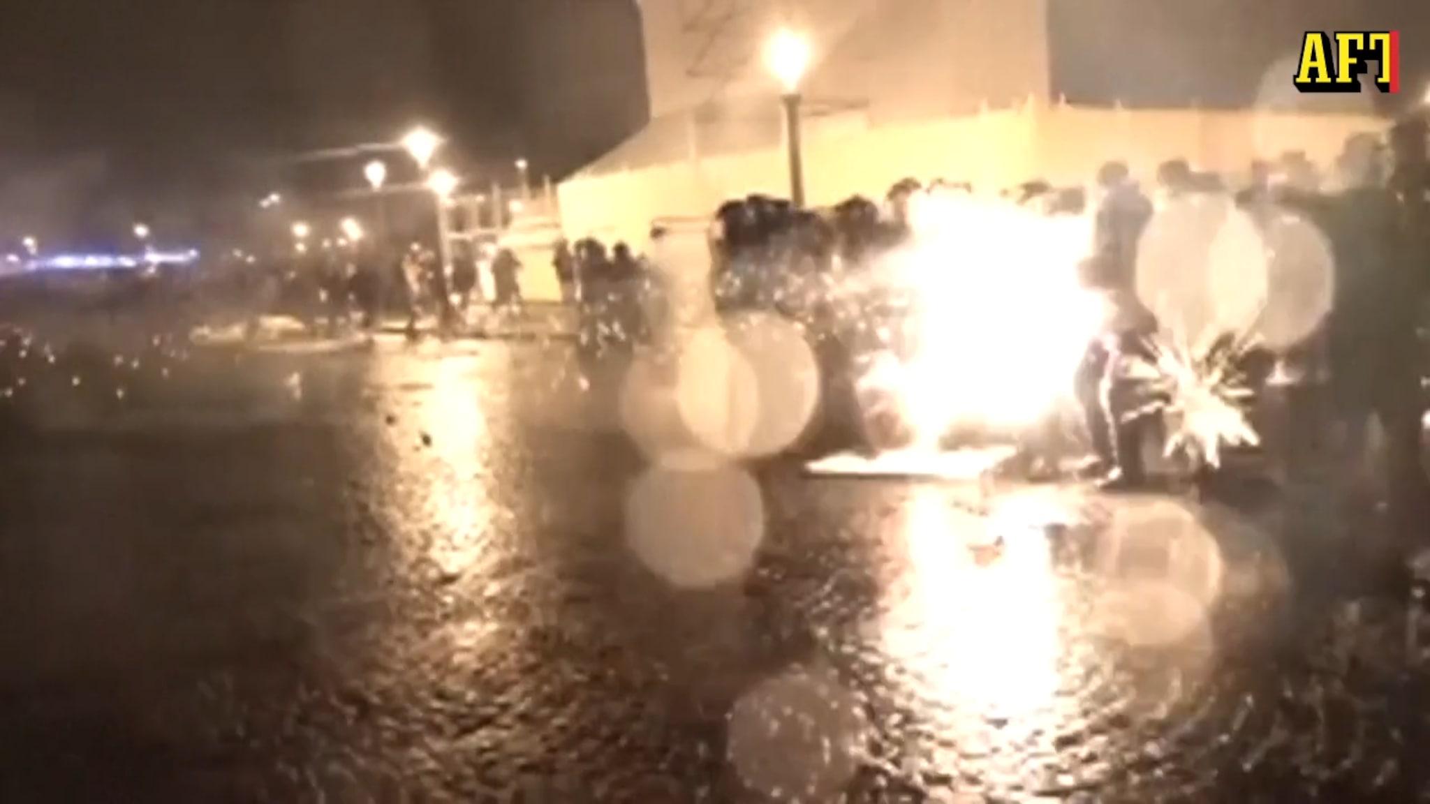 Här viner raketerna mot polisen i Paris