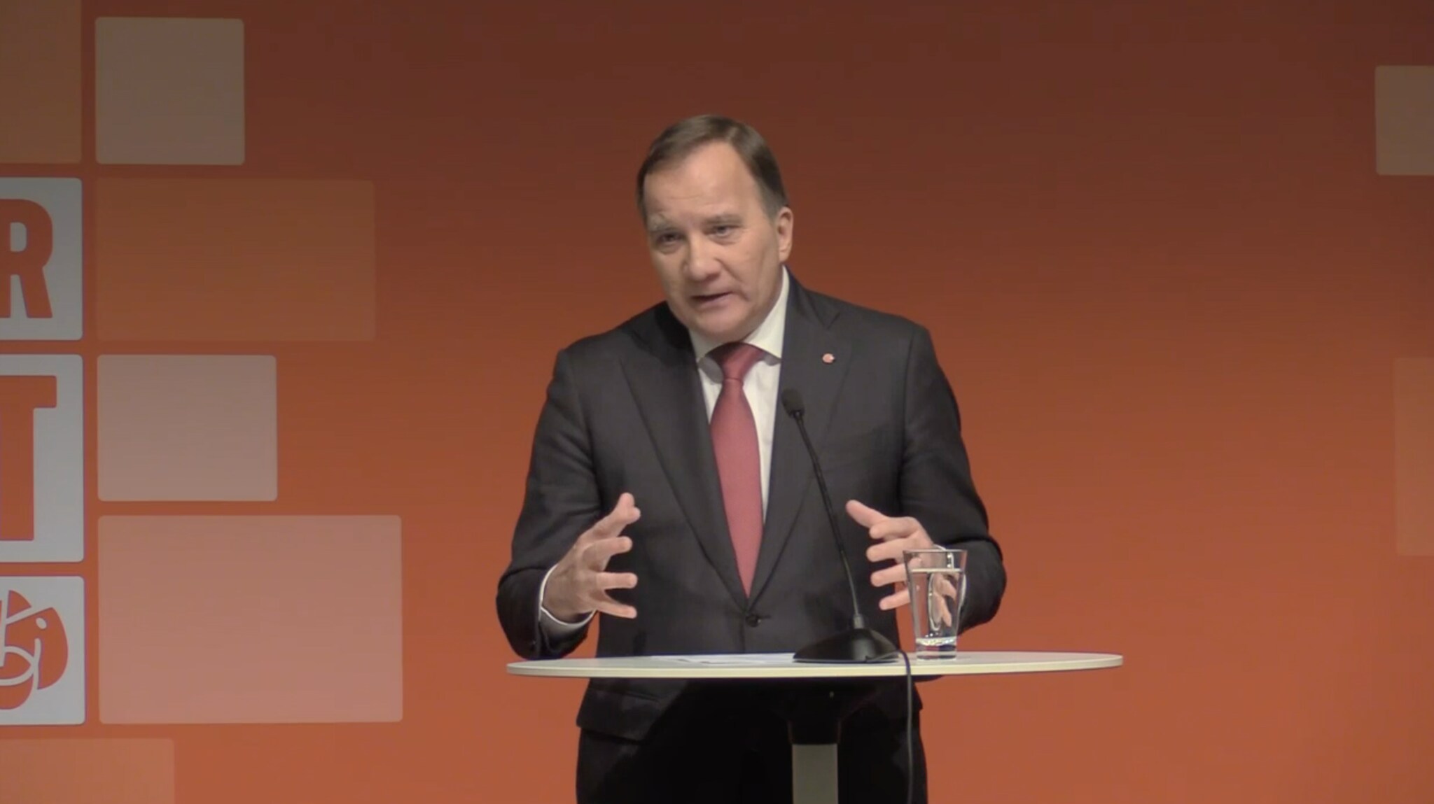 Stefan Löfven håller pressträff på sin sista S-kongress