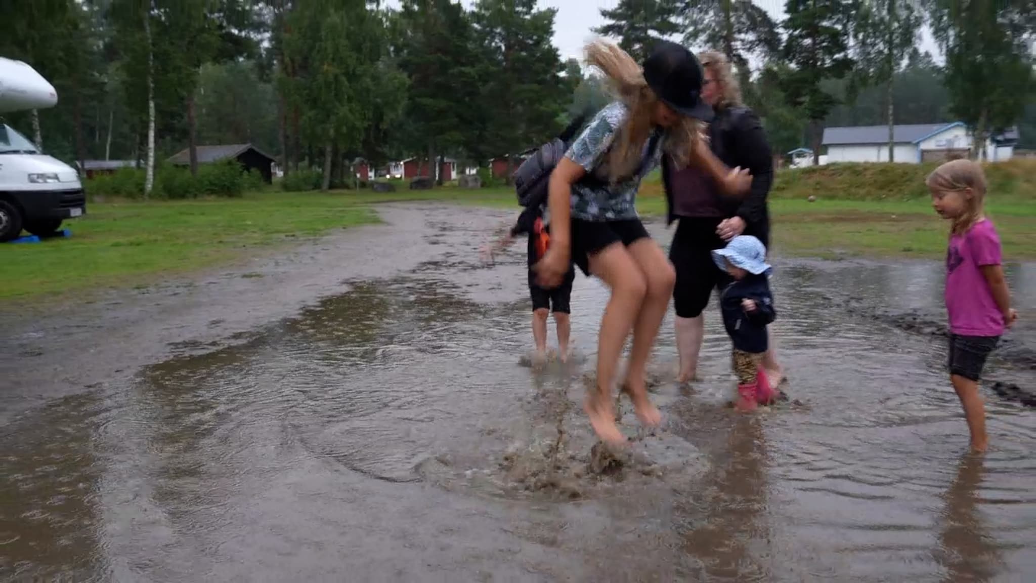 Semester i ösregn – camparen Mikael: "Nu kommer blixten ...