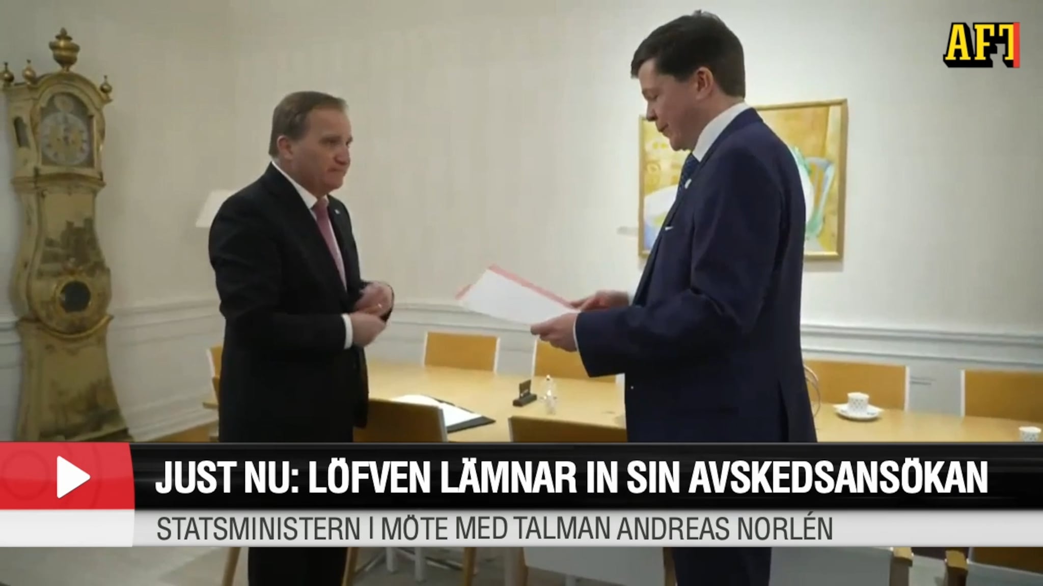 "Vill du ha kaffe?" – här lämnar Löfven sin avskedsansök...