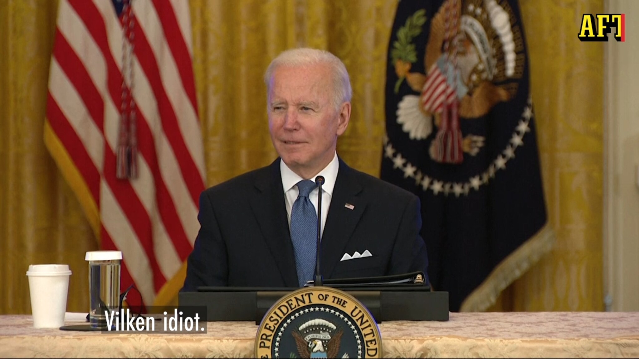 Här kallar president Biden en journalist för "stupid son...