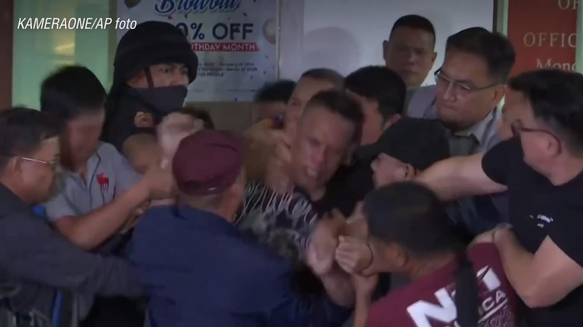 Efter gisslandramat i Manila – här attackeras gärningsmannen framför polisen